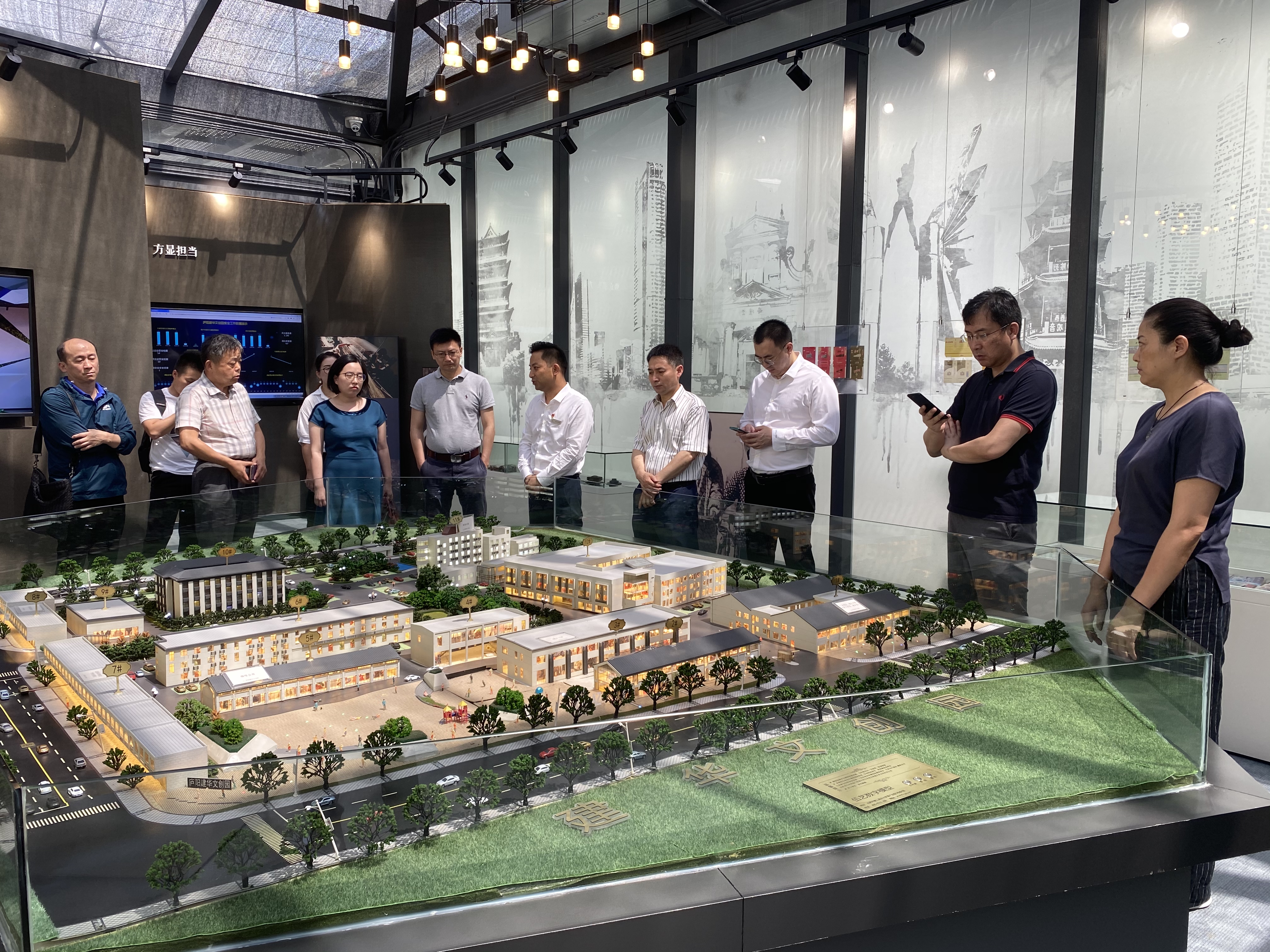 岳阳市投促局副局长胡亚斌 率来肥企业家莅临庐阳mg冰球突破文创园互换
