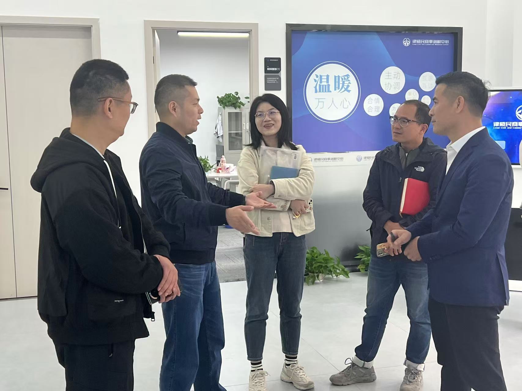 拱墅区祥符街路党工委副书记姚亦文一行莅临mg冰球突破律威民商事排解中心调研领导