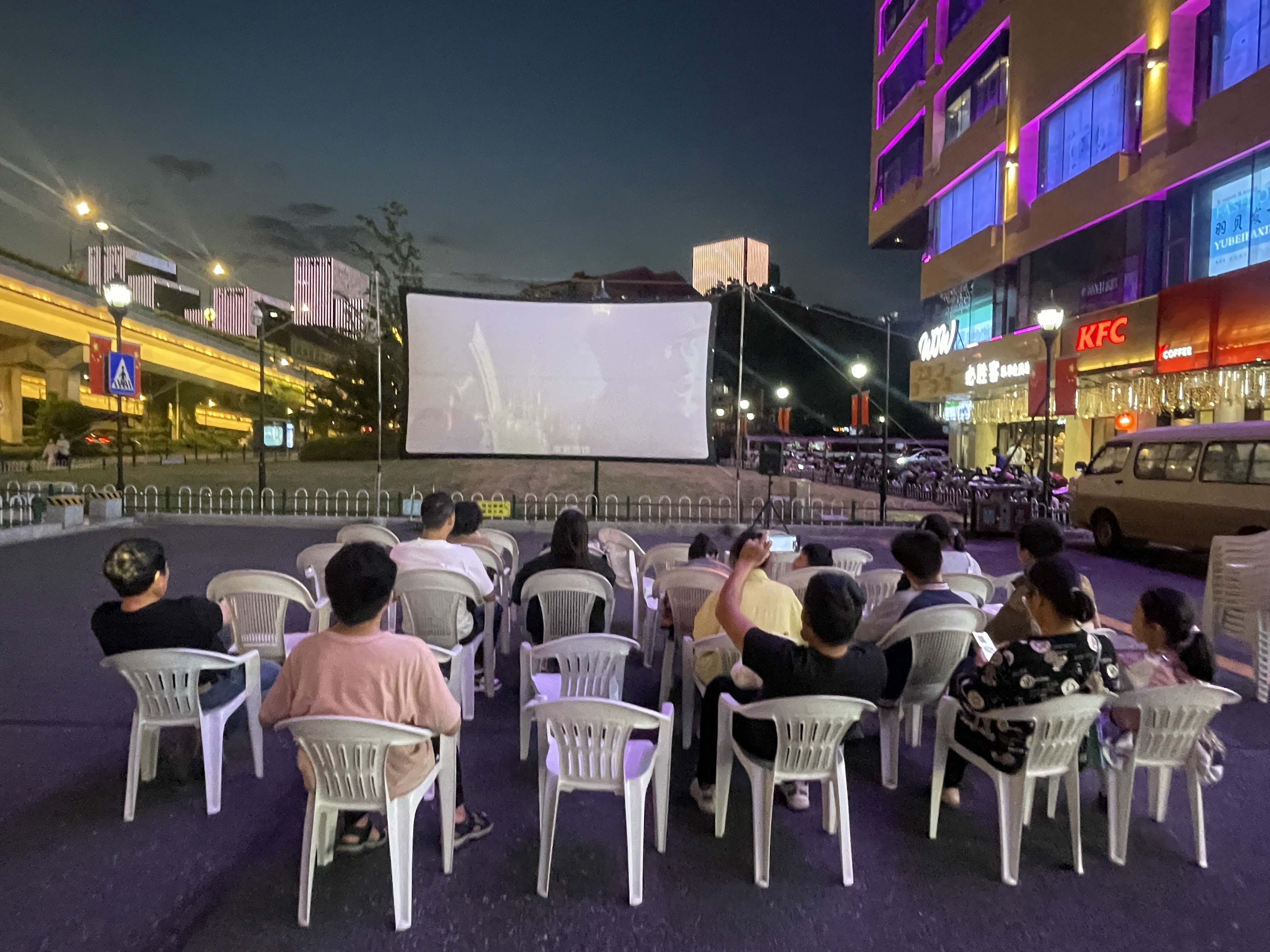 水晶城露天电影放映，点燃红色影象