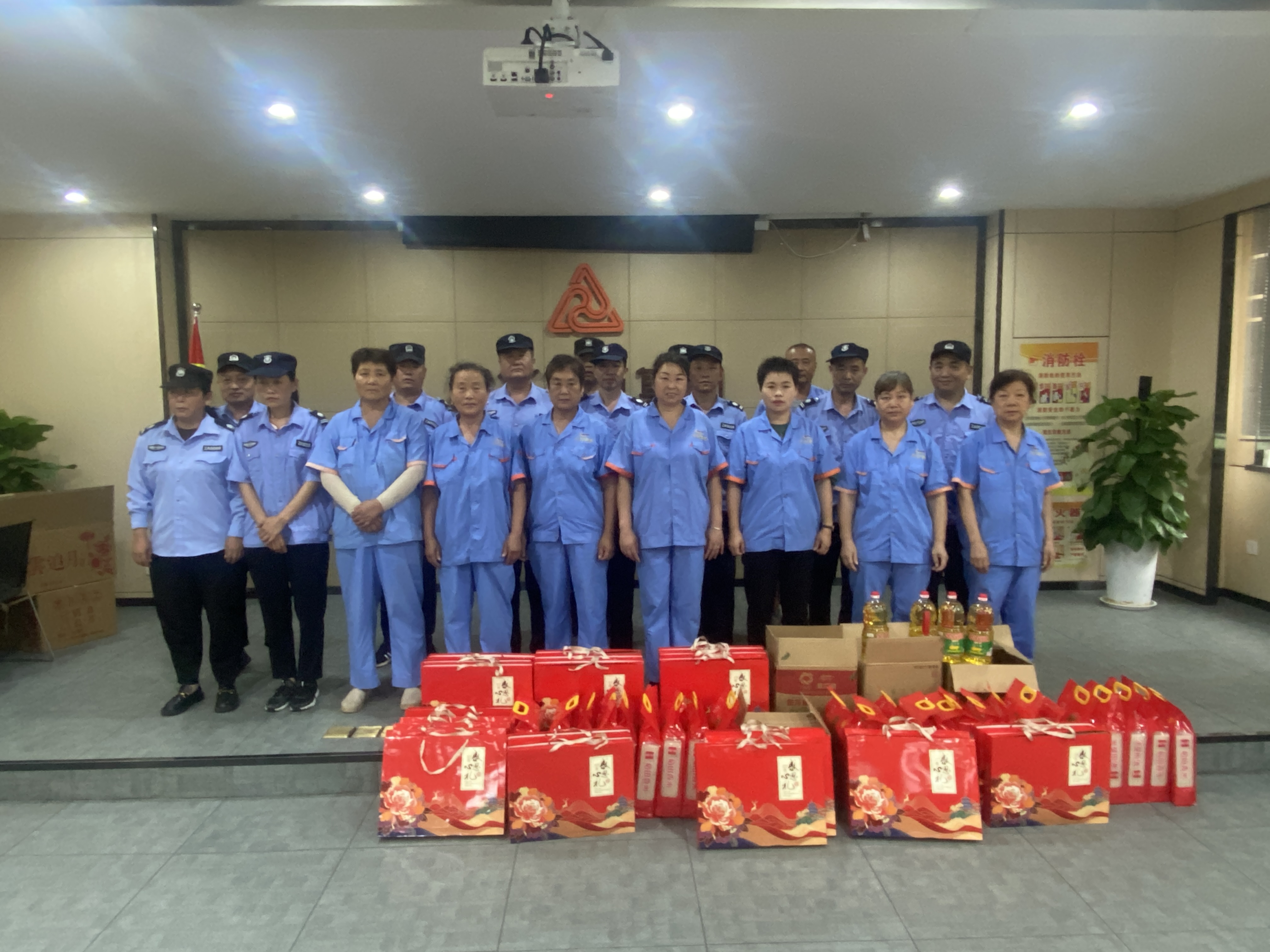 “浓情中秋节，慰问暖人心”——mg冰球突破文创集团工会发展一线职工慰问活动