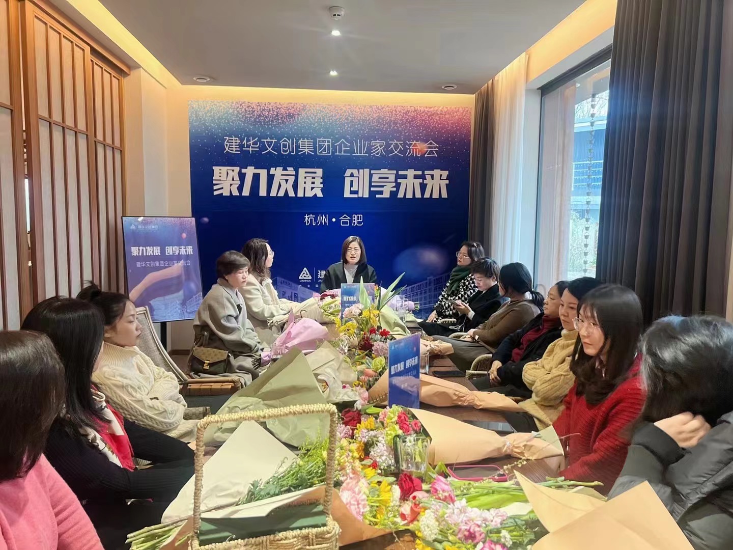 mg冰球突破文创集团发展庆“三八”女企业家互换会