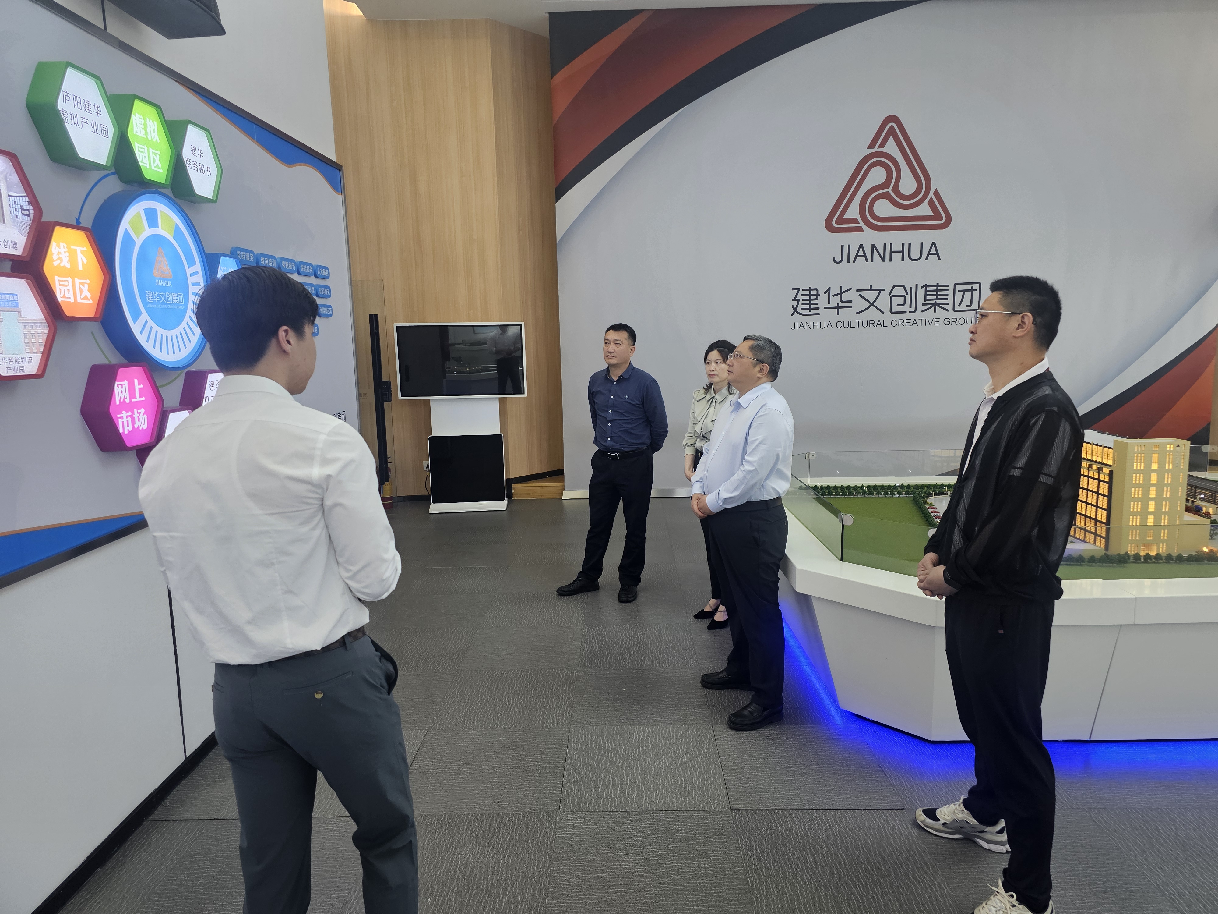 贵溪市人民敌灾市长、经开区书记潘磊一行莅临mg冰球突破文创集团调查调研