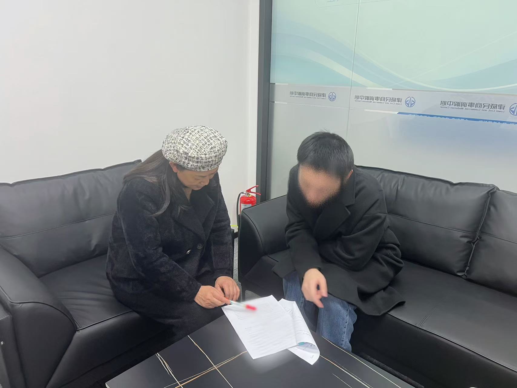邻里同学债，“背靠背”排解显温情