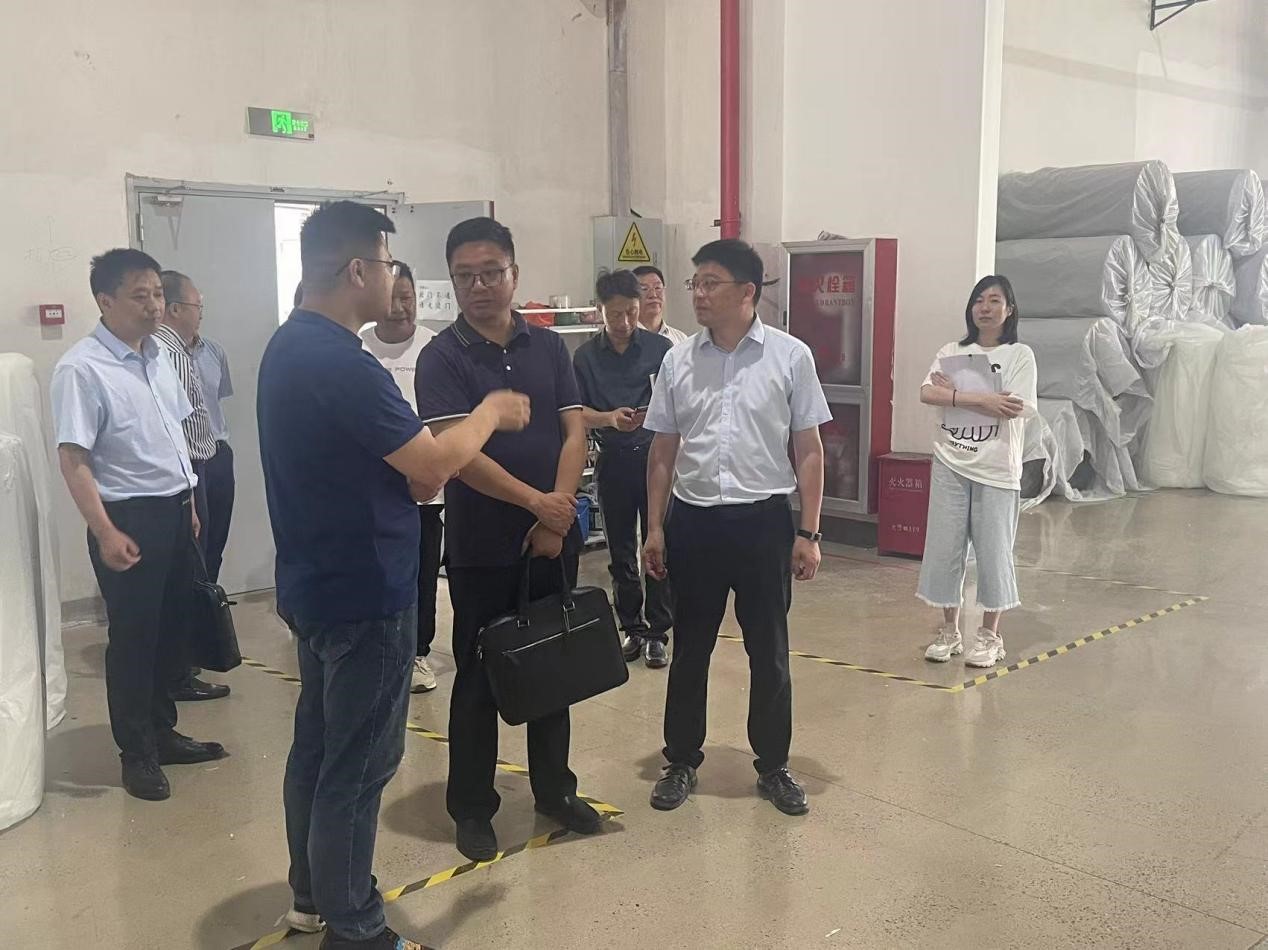咸宁市人大农委主任张国强一行莅临mg冰球突破新材调查领导