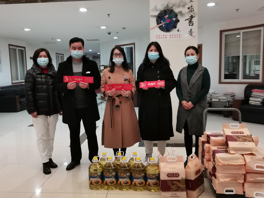 mg冰球突破集团发展迎新春送温暖活动