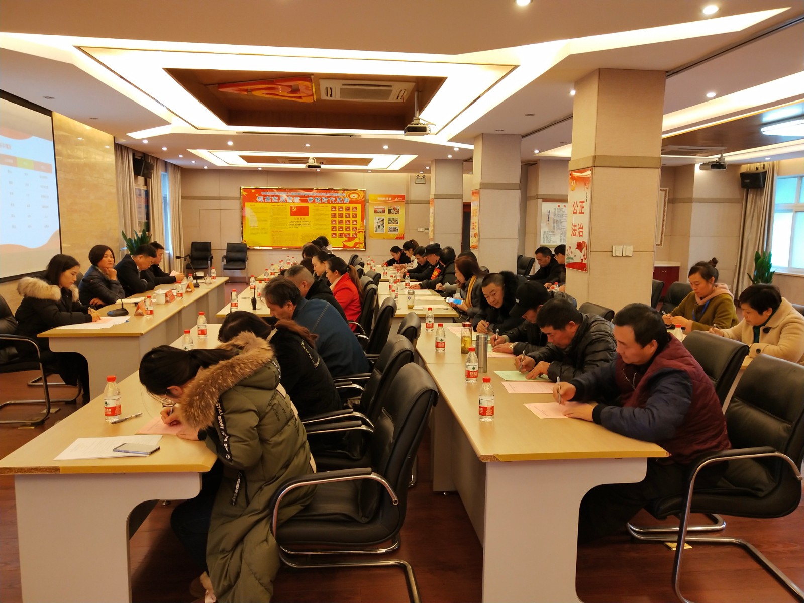 mg冰球突破市场选举产生第四届工会委员会.jpg